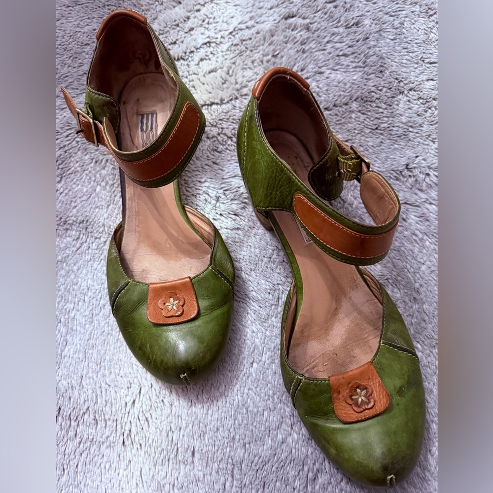 Arnold Churgin Elegant Green and Tan Women's 2 inch Heels